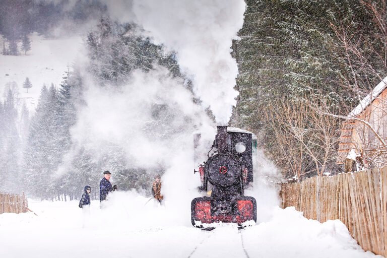 Tren cu aburi în peisaj de iarnă, munte