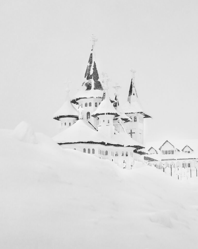 Mănăstire acoperită de zăpadă în iarnă