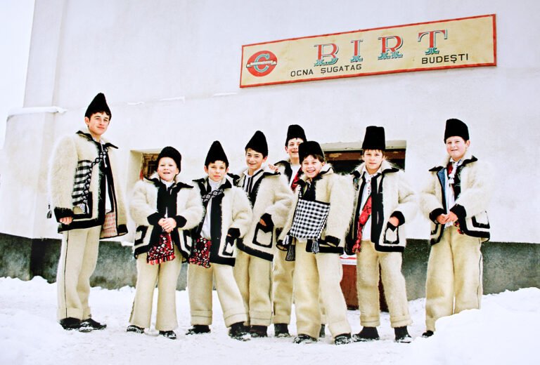 Copii în costume populare de iarnă tradiționale.