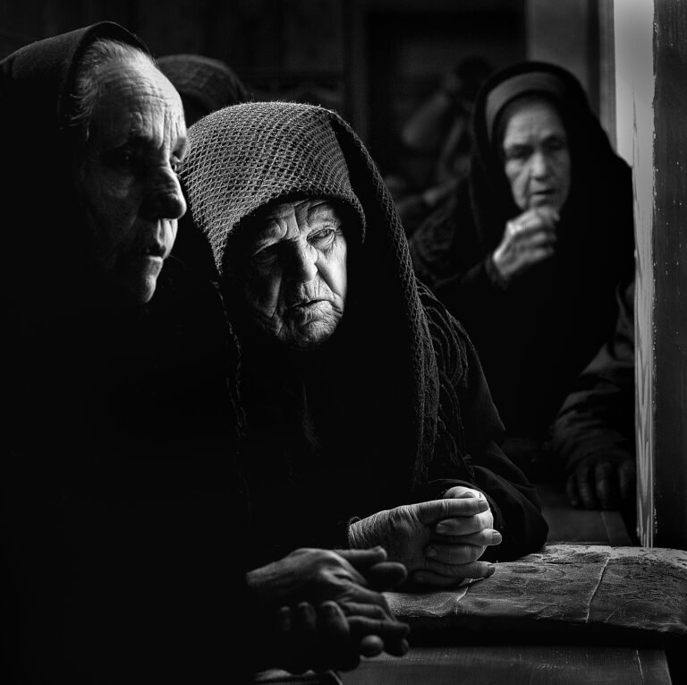 Femei în vârstă în haine tradiționale, gânditoare.