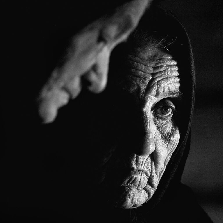 Portret alb-negru al unei femei în vârstă