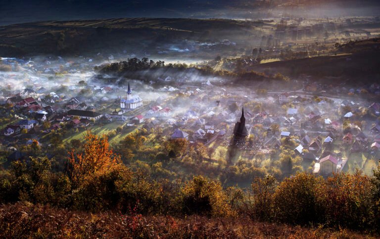 Sat pitoresc înconjurat de ceață, pe Valea Izei.