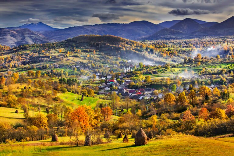 Peisaj de toamnă în Munții Carpați