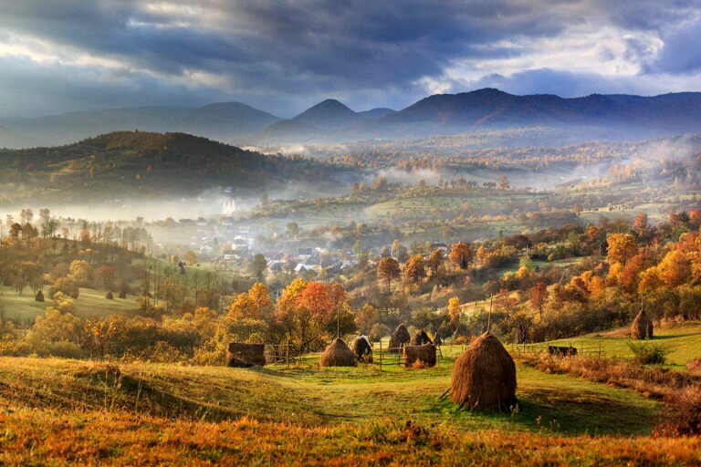 Peisaj montan cu fânări în Mărginimea Sibiului, toamna.