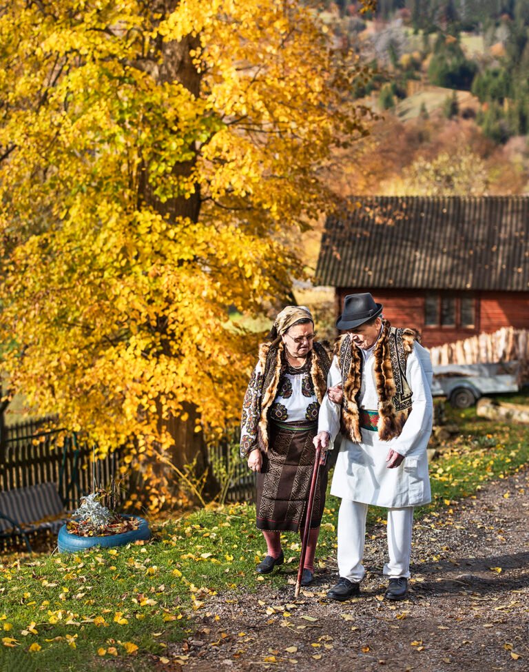 Cuplu în costume tradiționale, toamna
