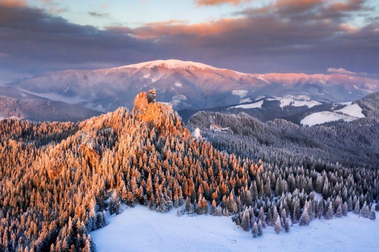 Apus de soare în munții acoperiți de zăpadă