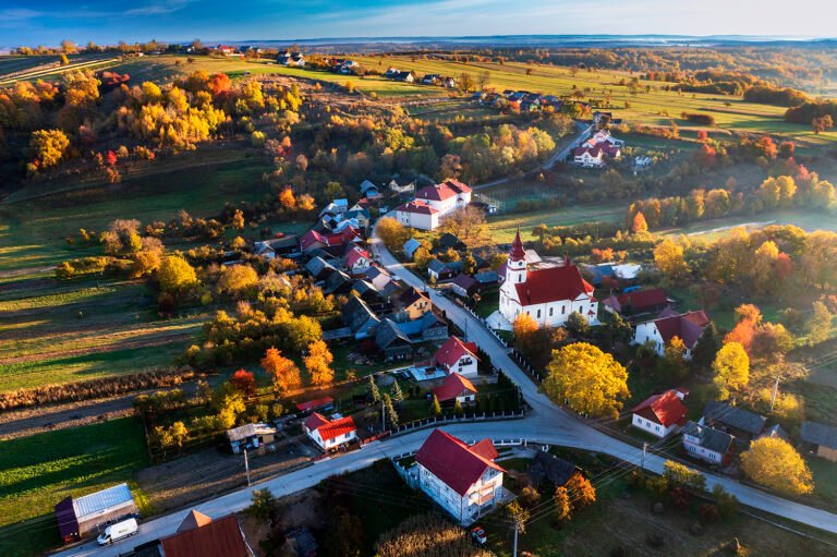 Sat pitoresc românesc în peisaj de toamnă