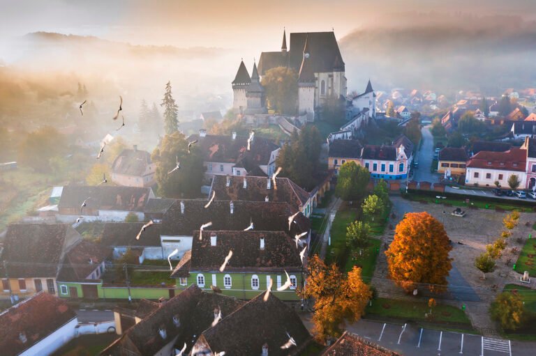 Biserica fortificată Biertan în ceață de dimineață.
