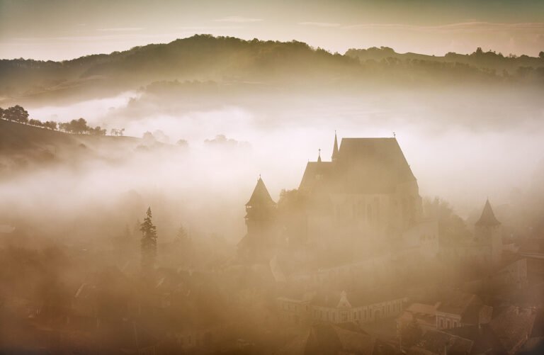 Cetate medievală în ceață, peisaj transilvănean.
