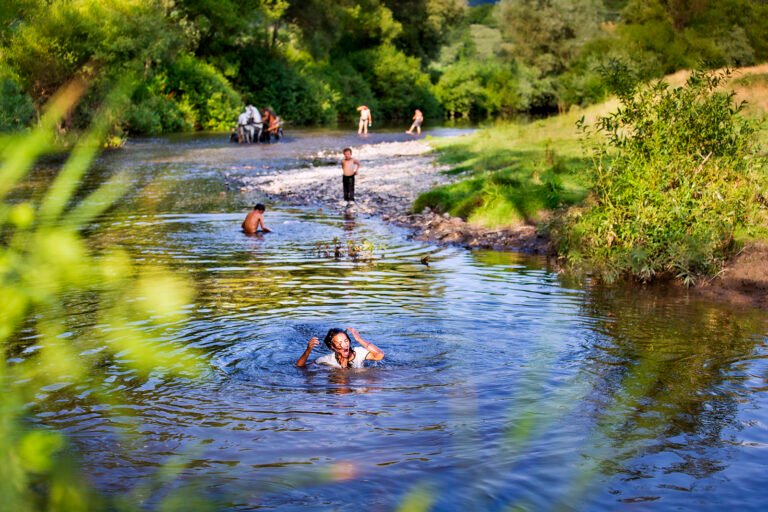 Copii jucându-se într-un râu vara.