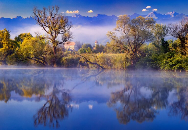Peisaj montan cu râuri și vegetație luxuriantă.