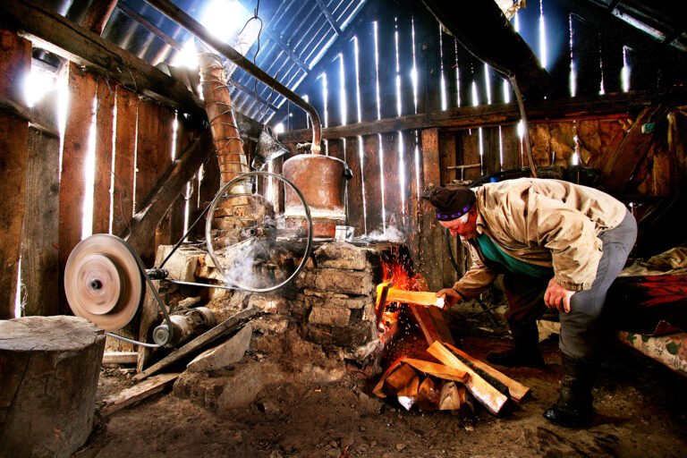 Distilare tradițională în cătun rustic.
