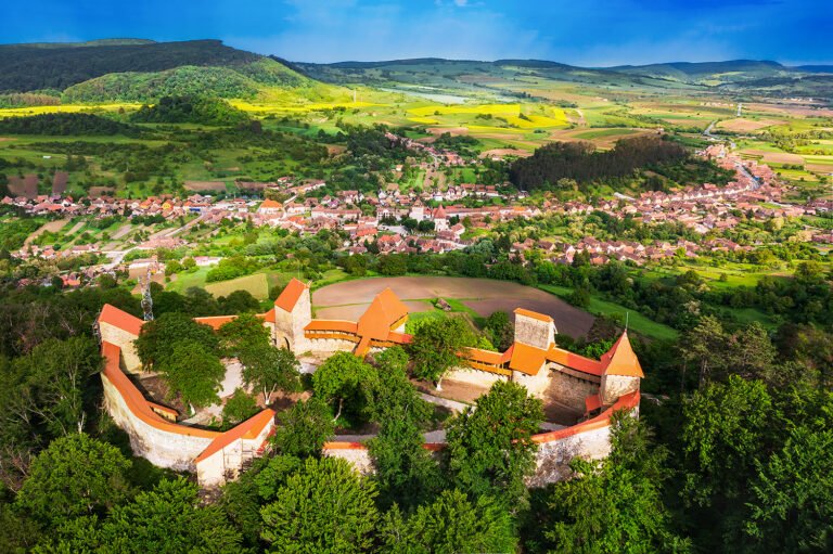 Cetate medievală în peisaj transilvănean pitoresc.